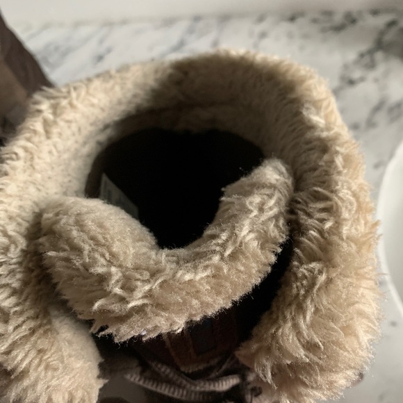 Columbia Waterproof Boots. 8 - Picture 3 of 16